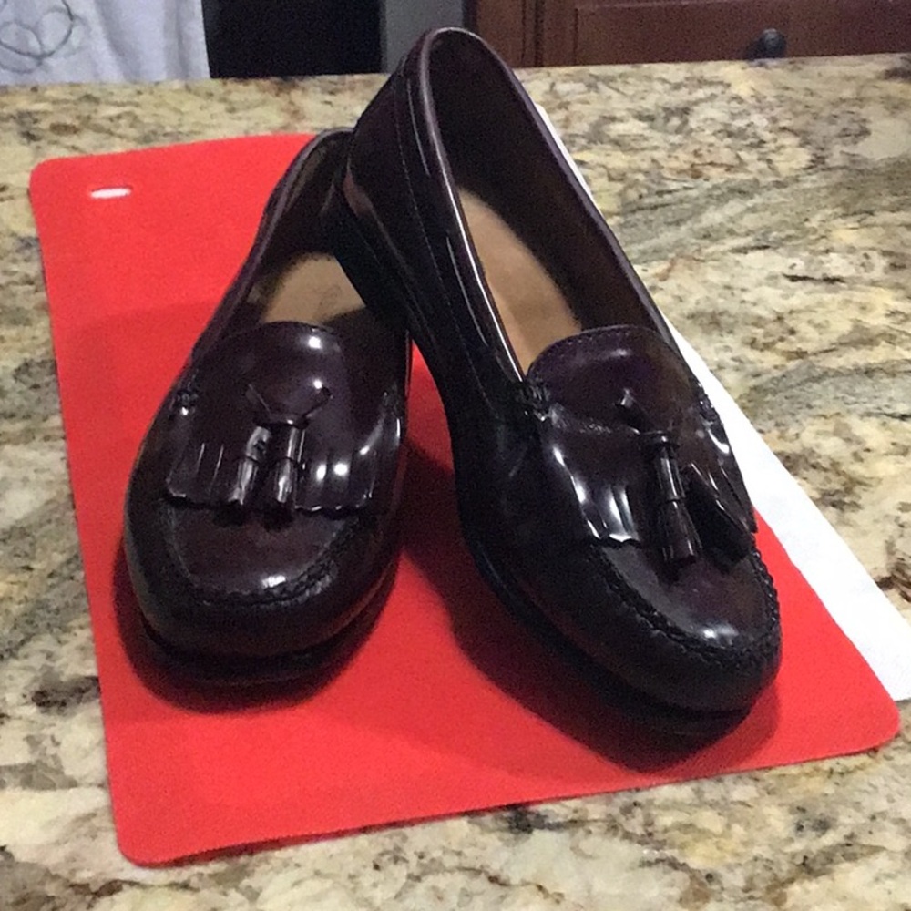 Ladies Bass Weejun Loafers with the popular tassel and kilt design. Size 7 Wide